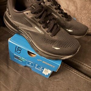 Brooks Black Athletic Running Shoes with Breathable Mesh